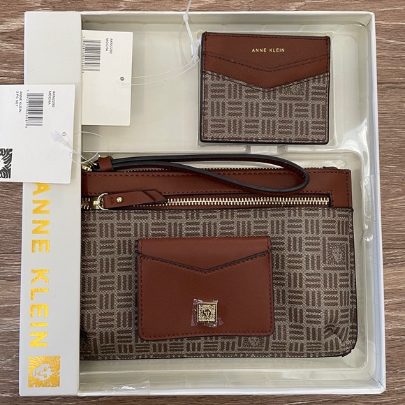 Anne Klein - Picture 1 of 4